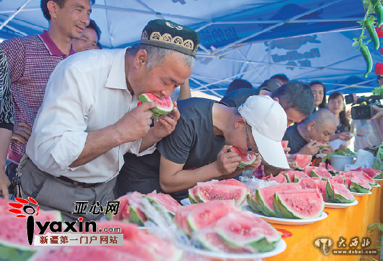 吐魯番首屆蔬菜節(jié)吃果蔬比賽人氣旺 一分鐘吃7個(gè)西紅柿 吐魯番首屆蔬菜節(jié)吃果蔬比賽人氣旺 一分鐘吃7個(gè)西紅柿