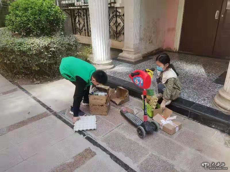 蘭州小區里賣紙殼的小男孩