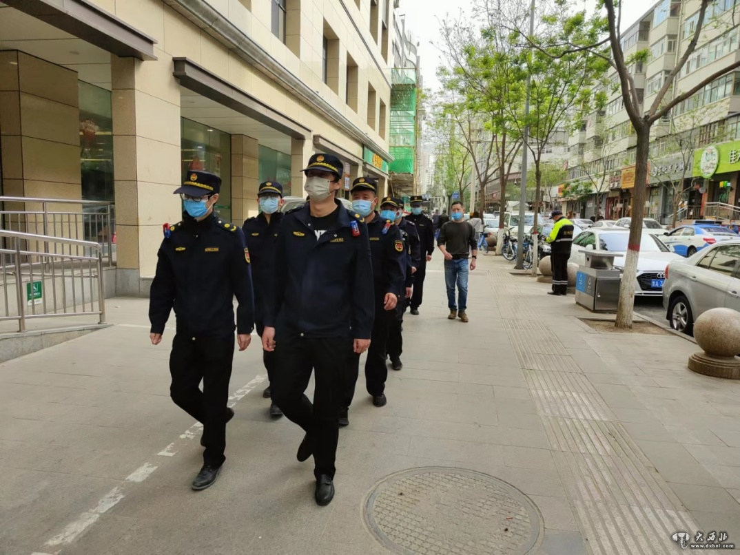 蘭州城關區城管對學校周邊店外經營和流動商販