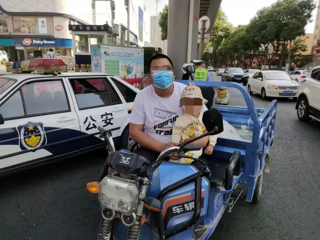 膽太大了：蘭州男子一手抱娃一手扶電動三輪車