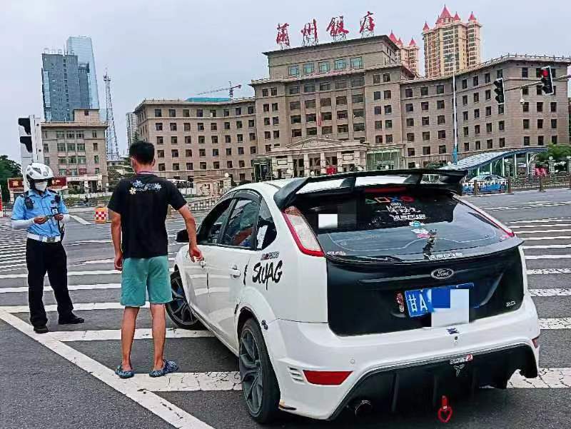 非法改裝車輛“炫酷”東崗交警當街查處整改